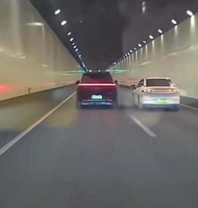 汽车隧道内突然开车门 疑恶意别车