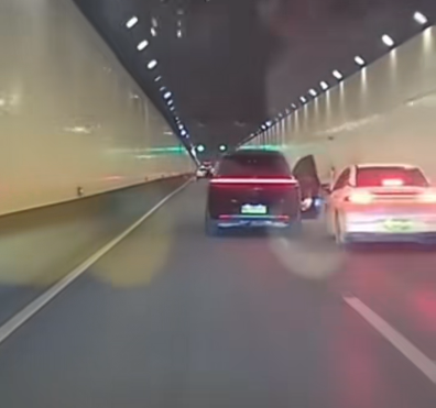 汽车隧道内突然开车门 疑恶意别车