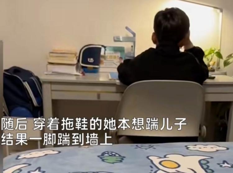 女子辅导儿子作业情绪崩溃踹断脚趾