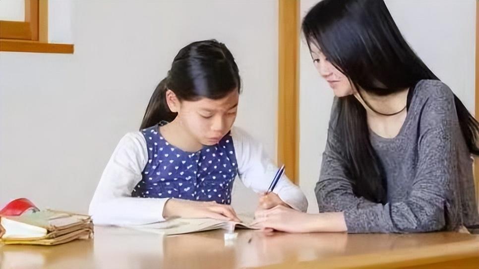 女子辅导儿子作业情绪崩溃踹断脚趾