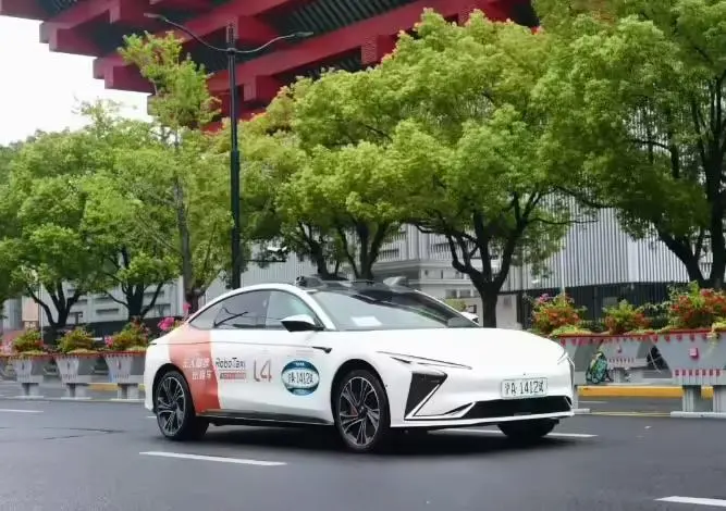 智己汽车首获上海新一批智能网联汽车示范运营牌照,l4级robotaxi专线试运行