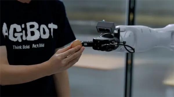 智元精灵g2机器人发布：全球首款十字腕力控臂