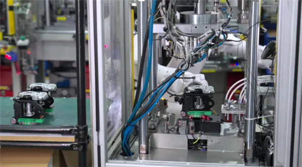 智元精灵g2机器人发布：全球首款十字腕力控臂